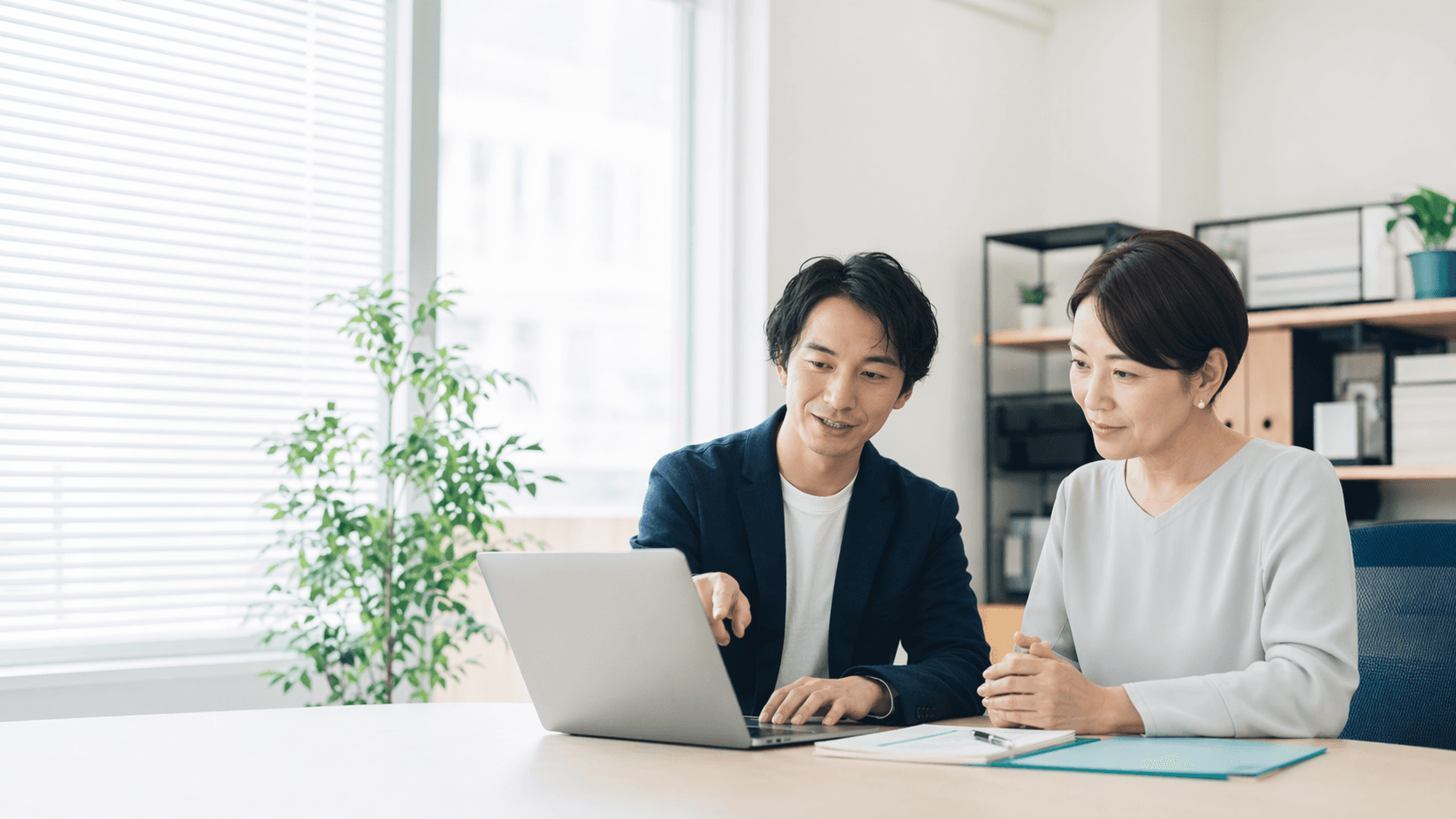 ノートPCを見ながらICTの相談をしている様子